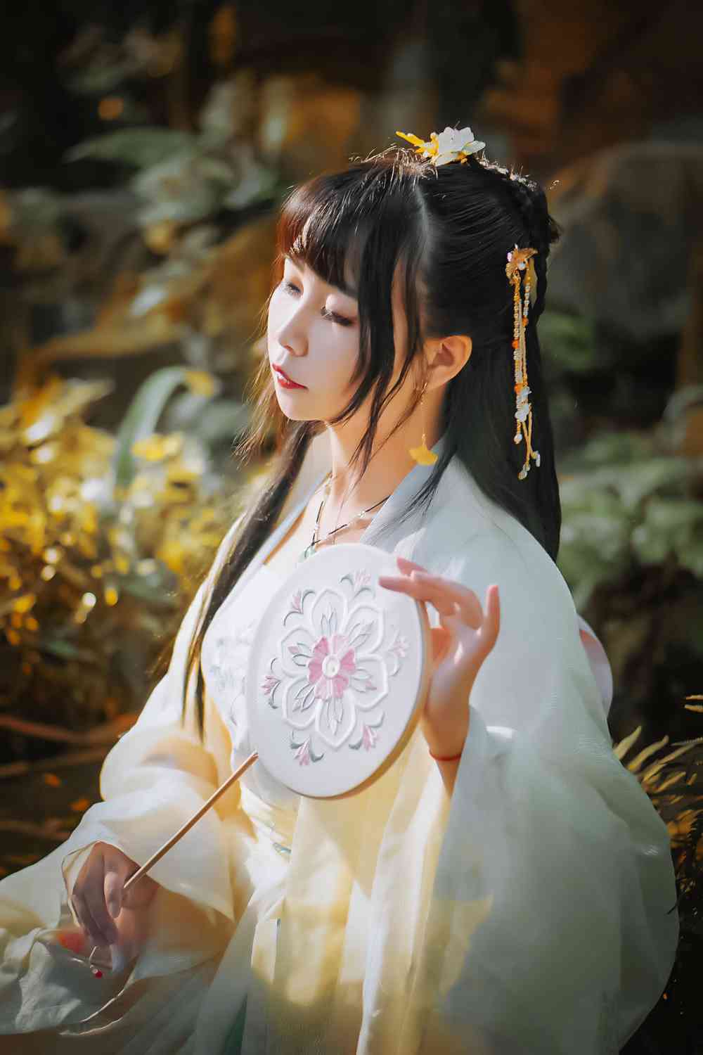 汉服私影  青山绿水，白草红叶黄花