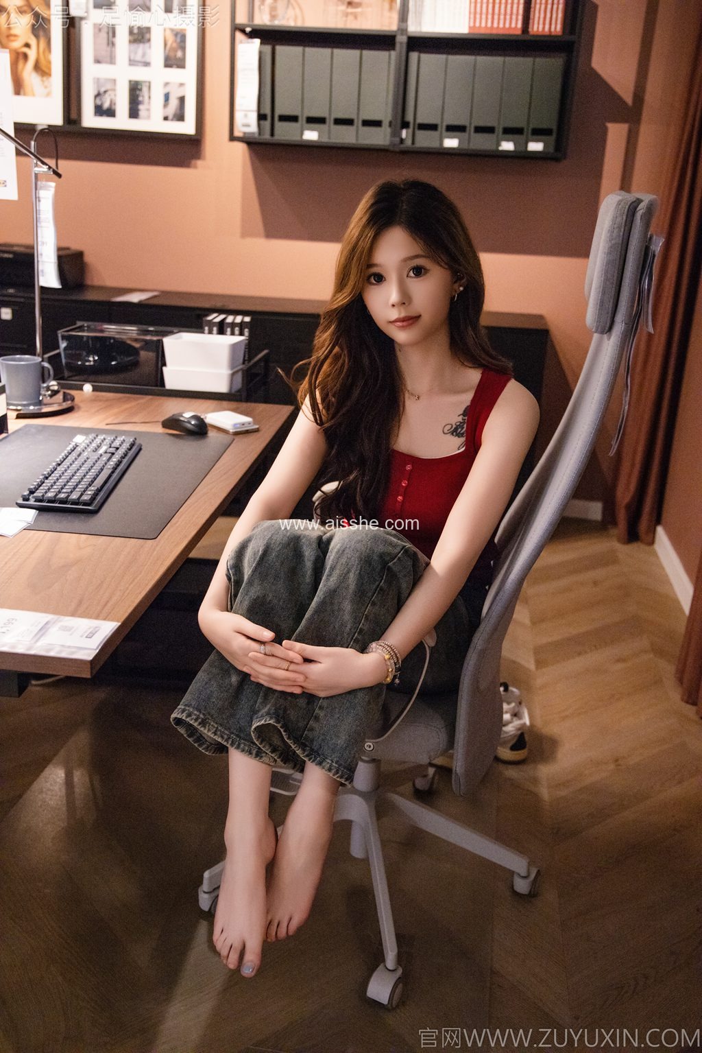 [足愉心摄影] NO.021 模特心凌（搭配：红色吊带、牛仔长裤、宽松板鞋、白色棉袜、裸足）（完整版）