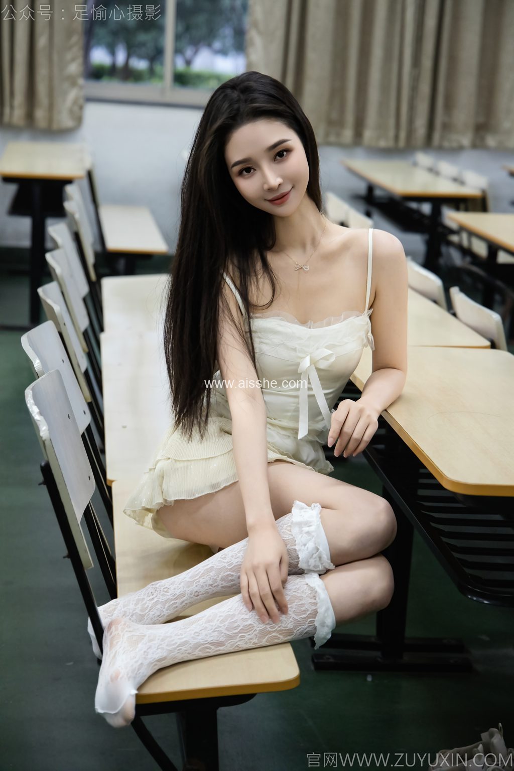 足愉心摄影-第17期：模特南南（搭配：针织长衣、白色吊带、运动鞋、白色丝袜、裸足）（完整版）