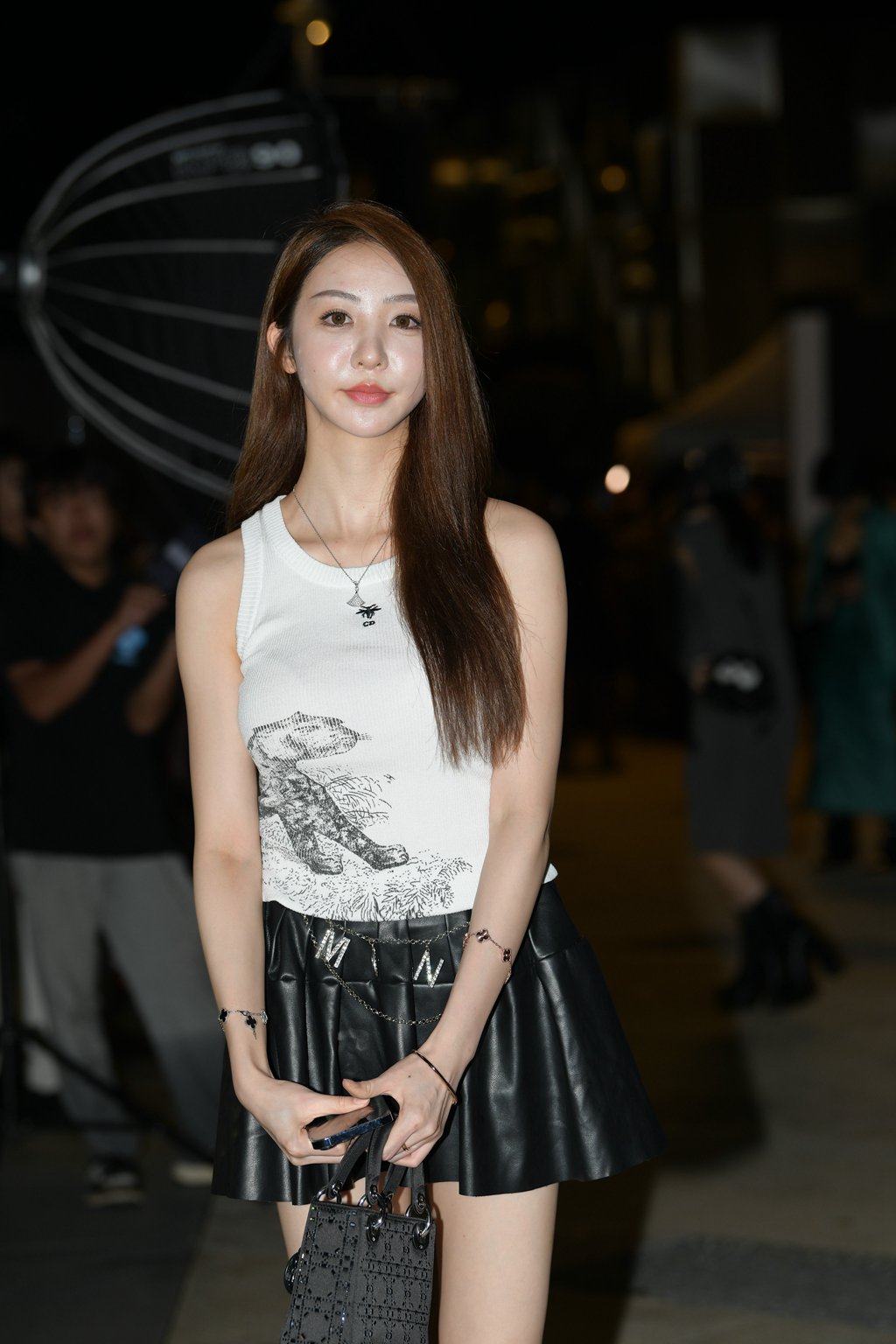 精选街拍作品 NO.2479 黑白皮裙搭配